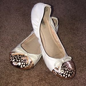 Simply Vera white/rose gold ballet flats size 8
